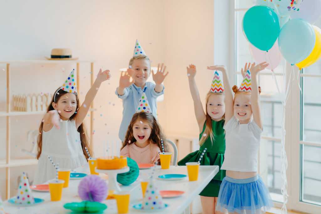 Guía completa para planificar una fiesta de cumpleaños infantil: desde el salón hasta los juegos y la música.